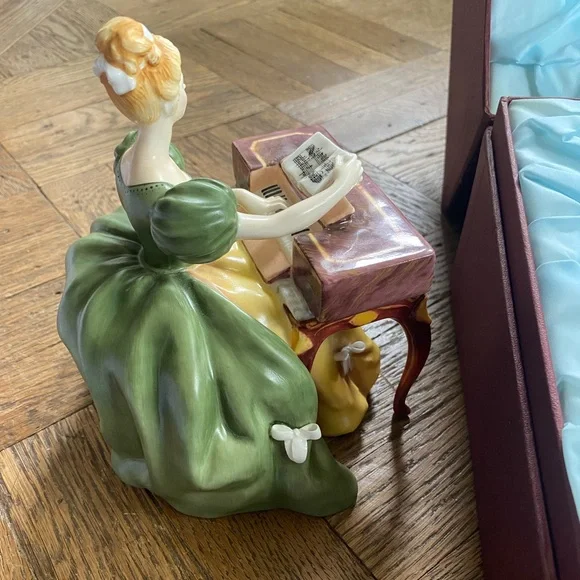 Royal Doulton Virginals Royal Doulton Lady Musicians - Picture 7 of 16